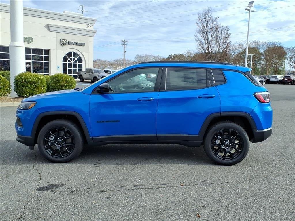 New 2026 Hydro Blue Pearlcoat Jeep Latitude Altitude image 15