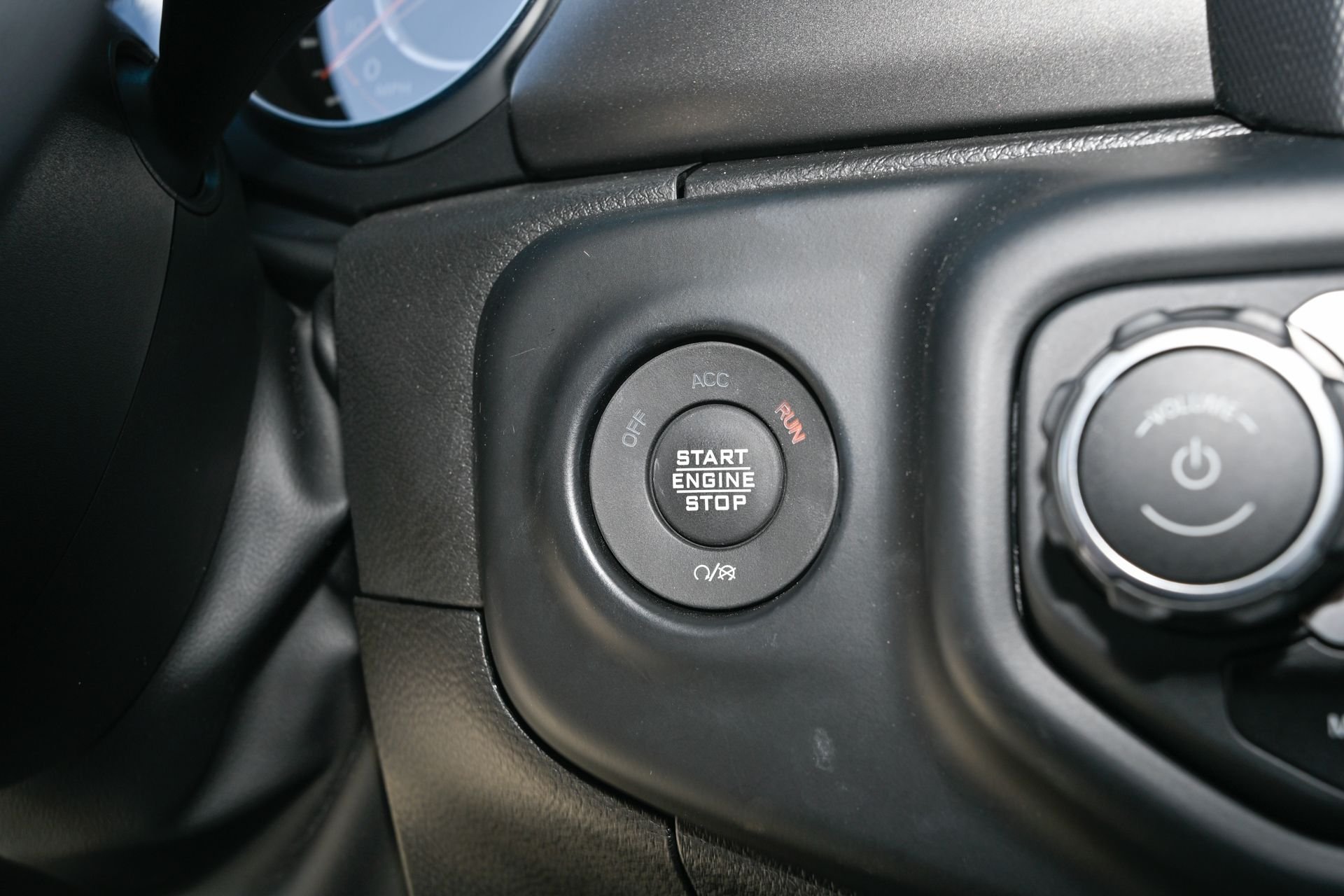 Used 2023 White/off-white Jeep Sport S image 29