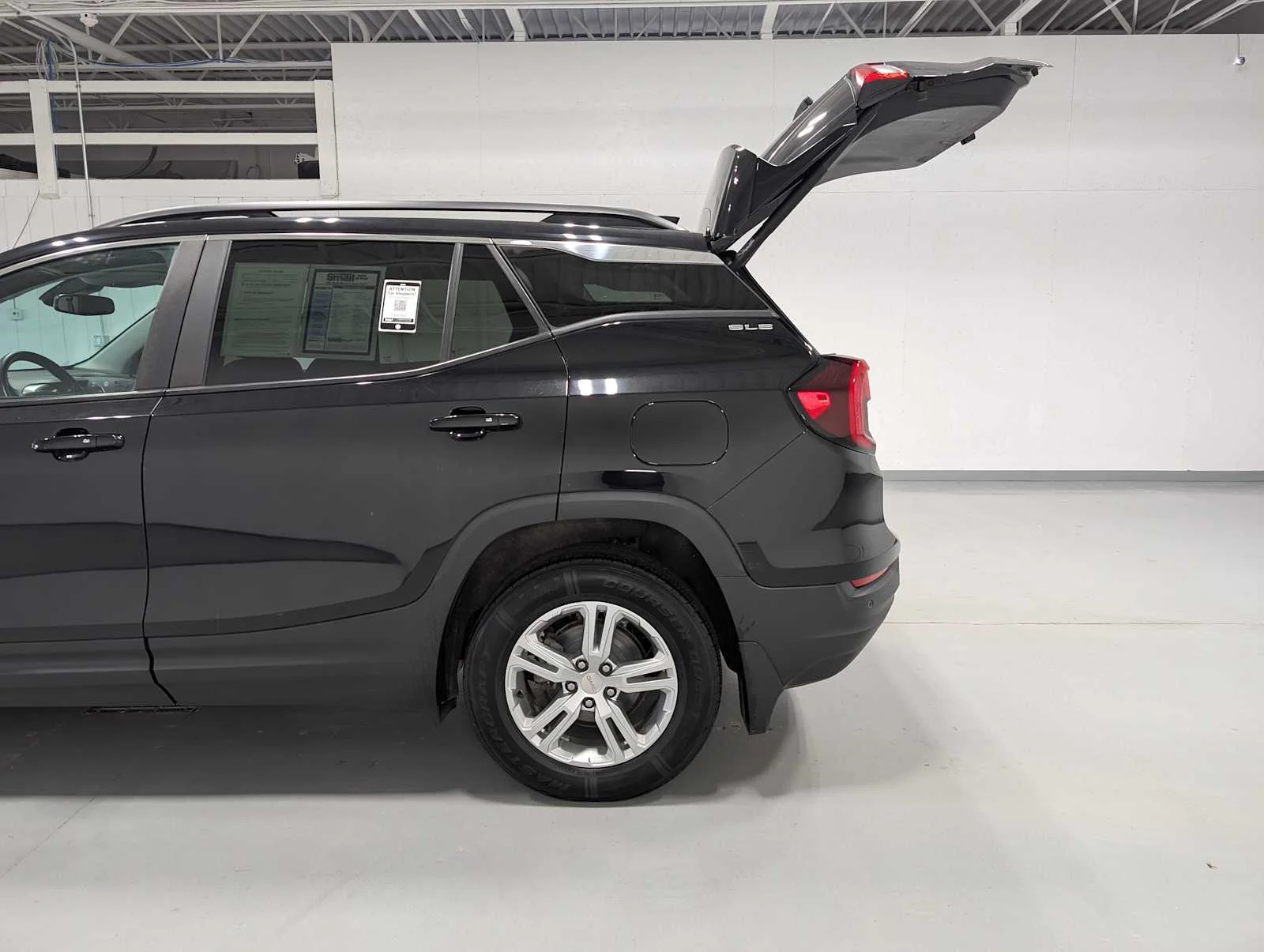 Used 2022 Ebony Twilight Metallic GMC SLE image 12