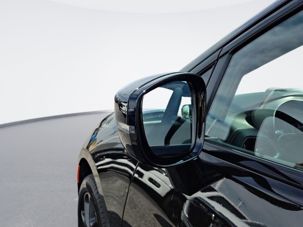 New 2027 Diamond Black Crystal Pearl-Coat Exterior Paint Chrysler Limited image 12