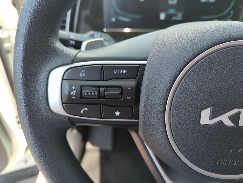 Used 2025 White Kia LX image 22