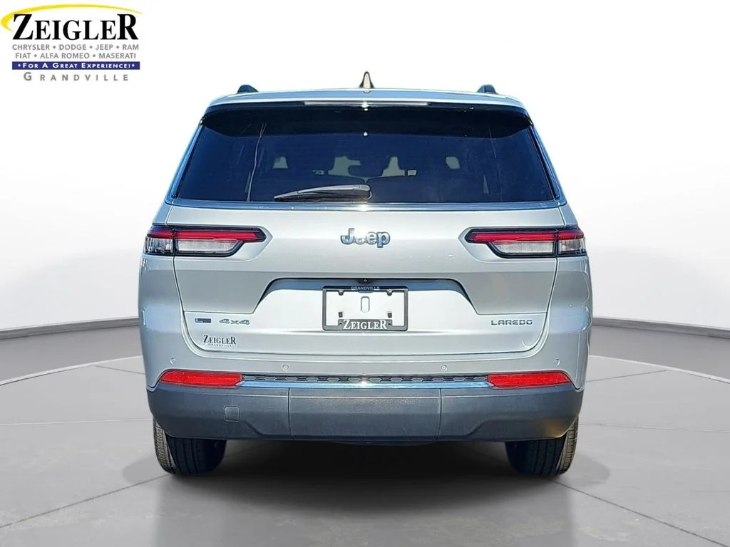Used 2023 Silver Jeep Laredo image 6
