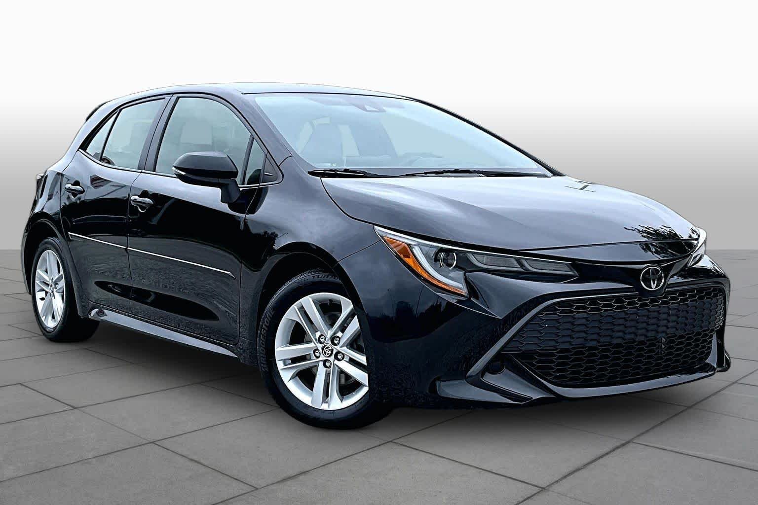 Used 2019 Midnight Black Metallic Toyota SE image 3