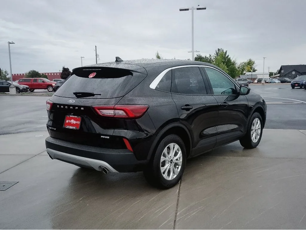 Used 2024 Agate Black Metallic Ford Active image 3