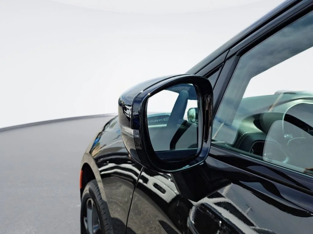 New 2027 Diamond Black Crystal Pearl-Coat Exterior Paint Chrysler Limited image 12
