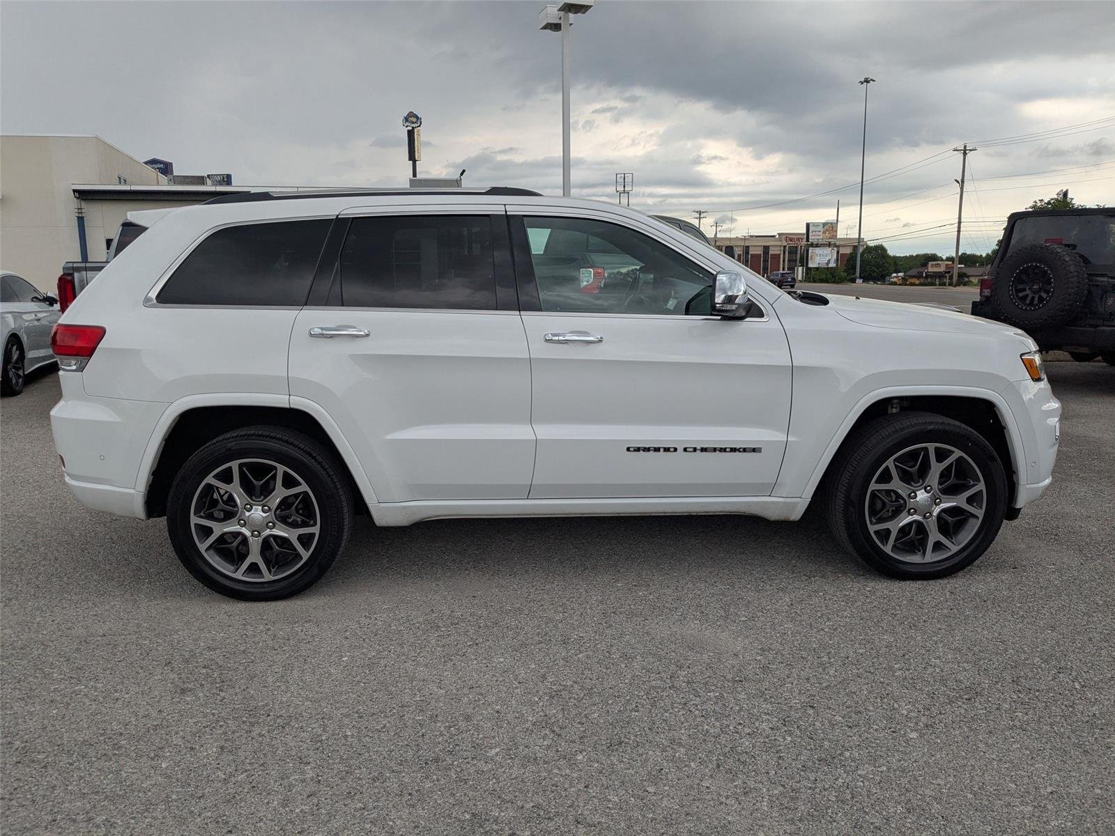 Used 2019 Bright White Clearcoat Jeep Overland image 4