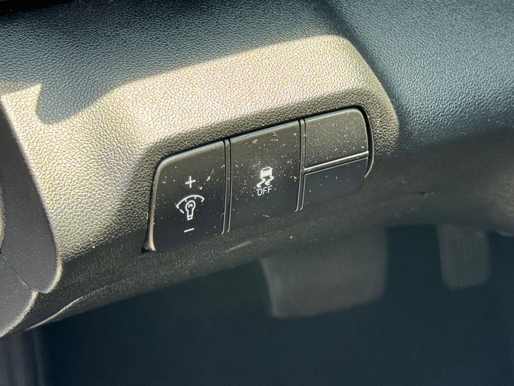 Used 2025 White Hyundai SEL Convenience image 9