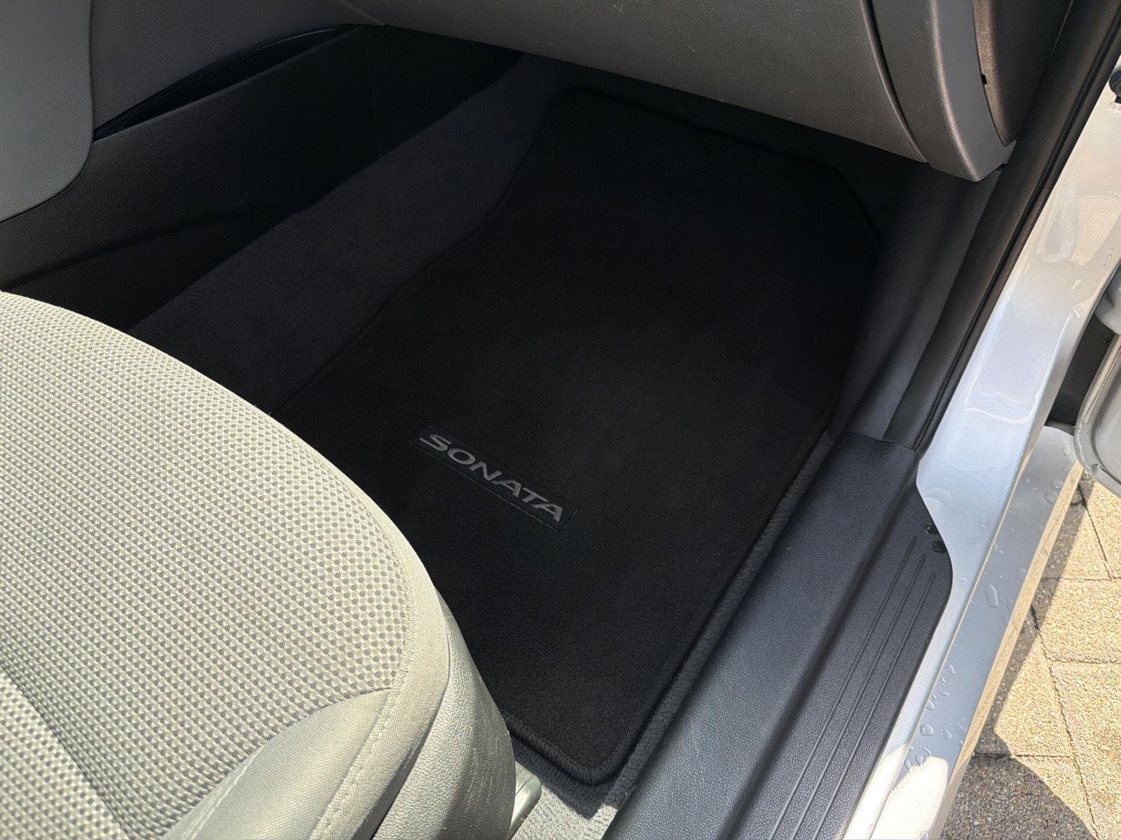 Used 2014 Radiant Silver Metallic Hyundai GLS image 30