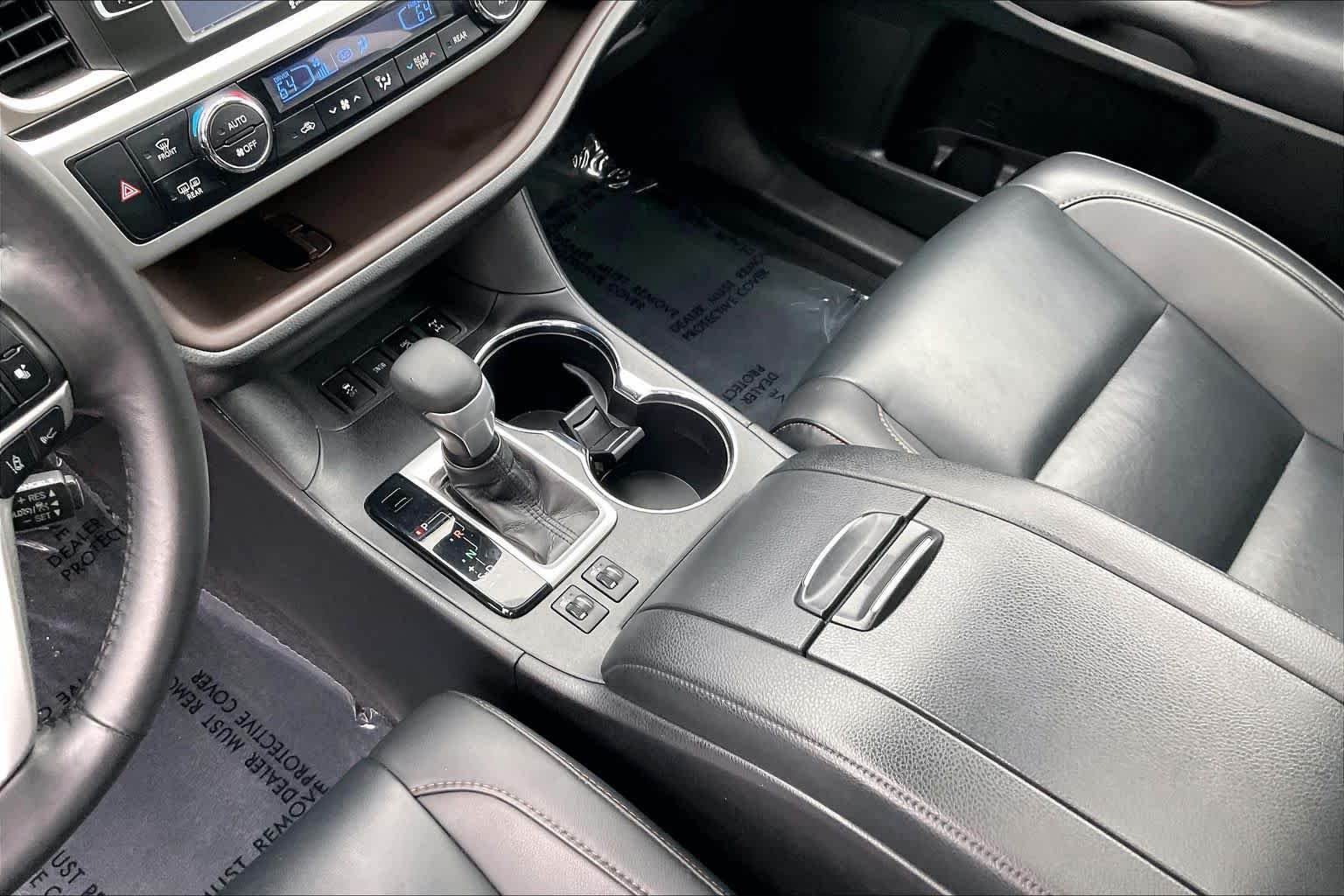 Used 2019 Midnight Black Metallic Toyota XLE image 16