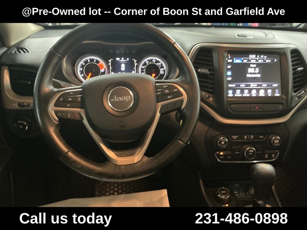 Used 2016 Silver Jeep Latitude image 18