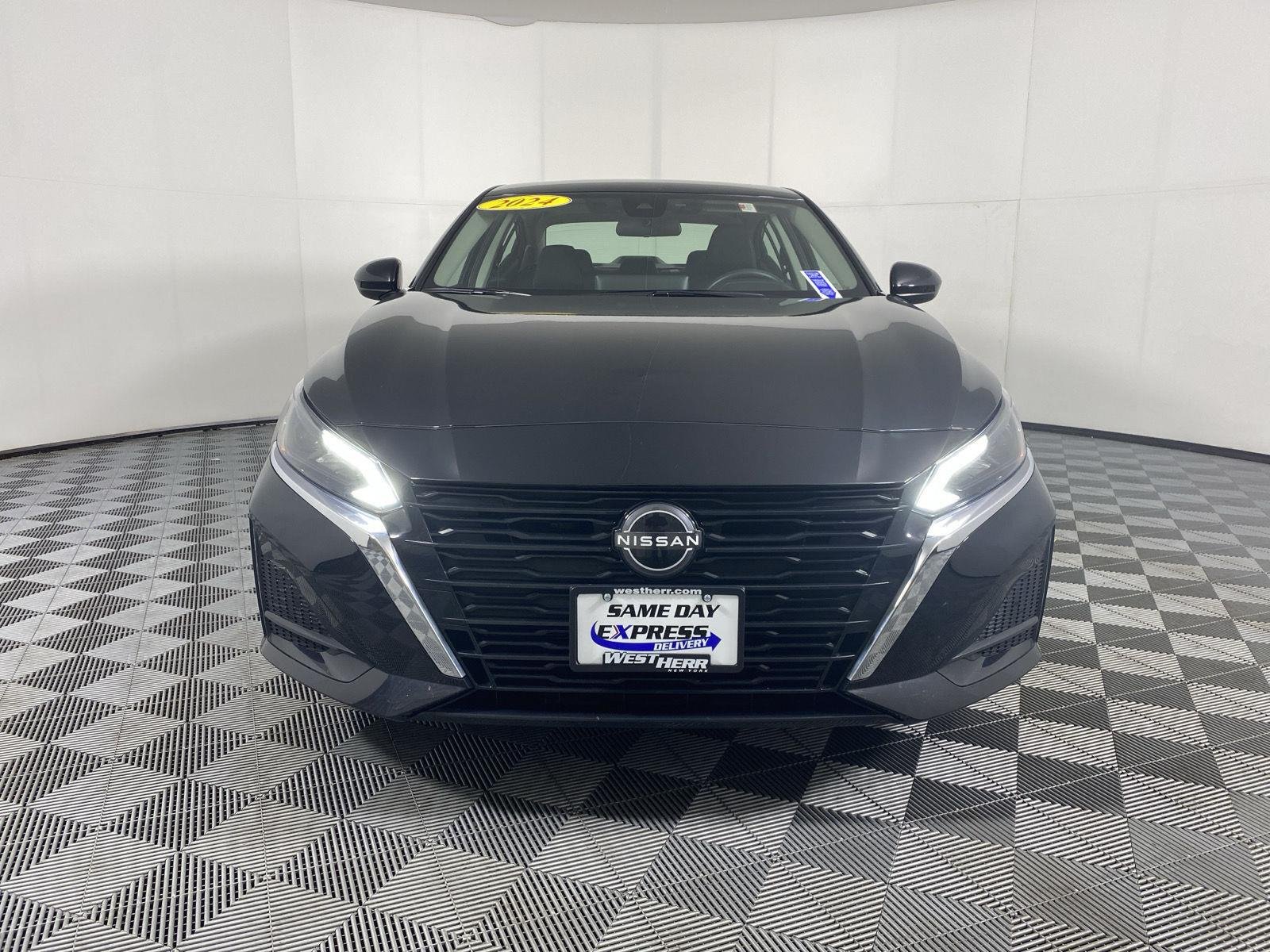 Used 2024 Super Black Nissan 2.5 SV image 2