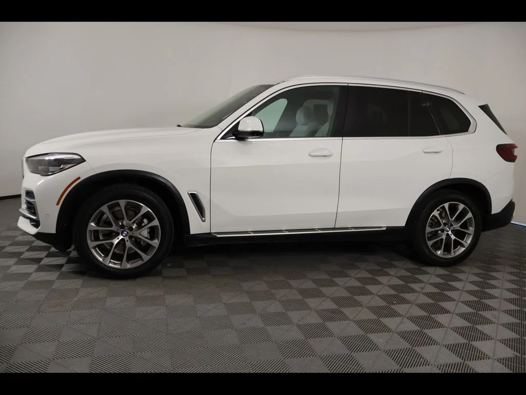 Used 2023 White BMW sDrive40i image 2