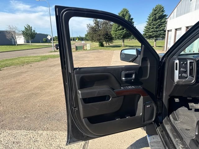 Used 2018 Black GMC SLT image 17