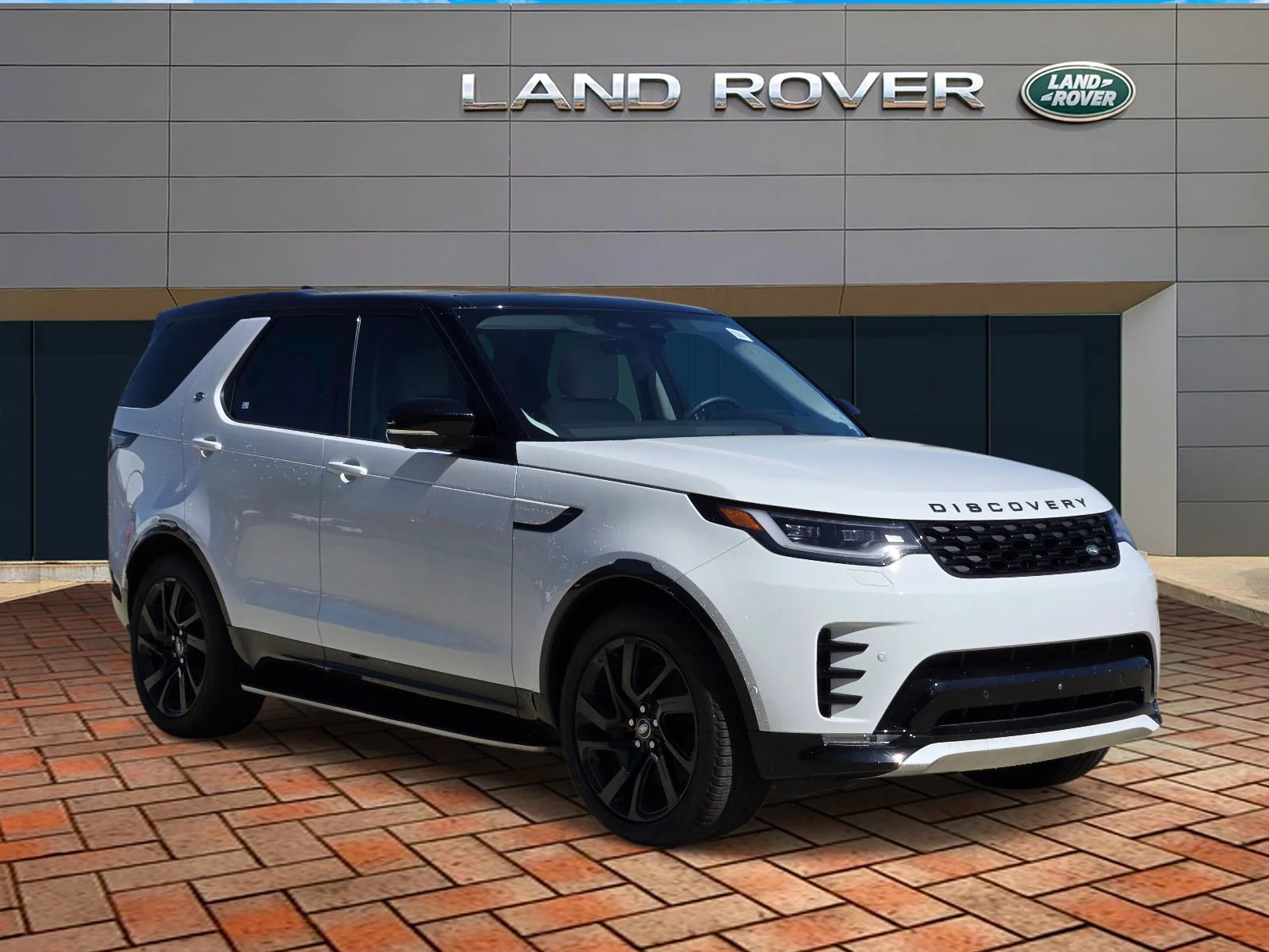 Used 2025 Fuji White Land Rover Dynamic SE image 3