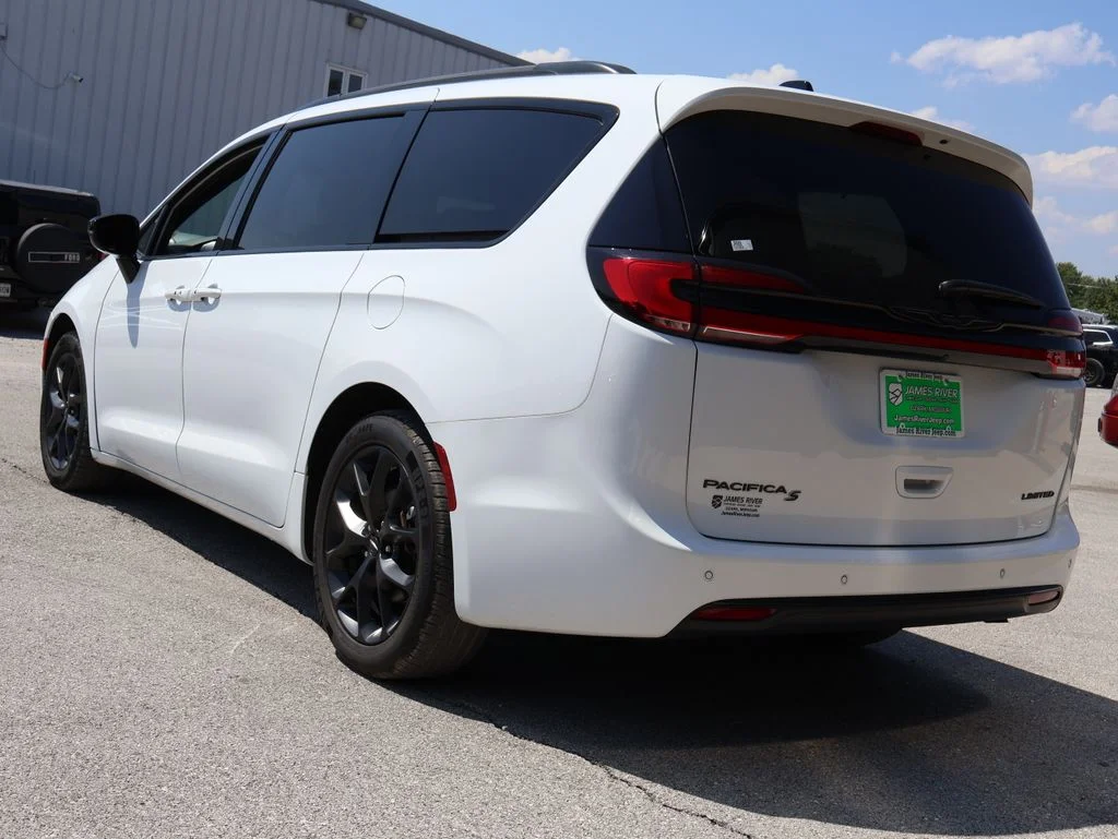 Used 2025 White Chrysler Limited image 3