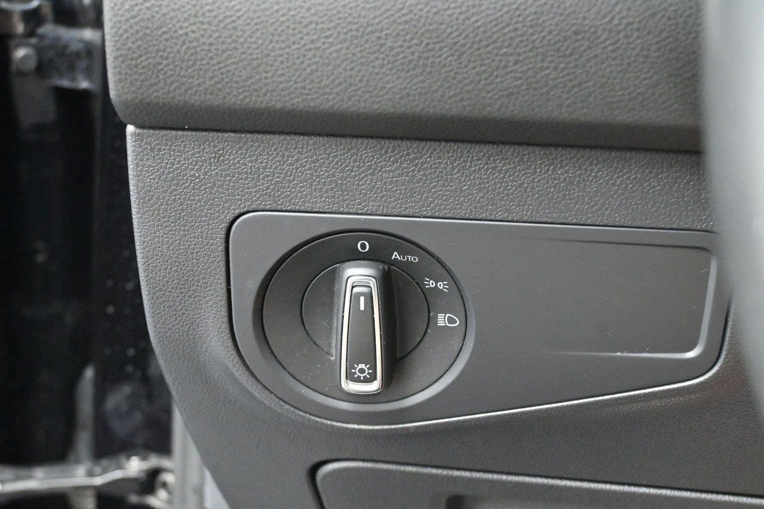 Used 2020 Deep Black Pearl Volkswagen SE image 27