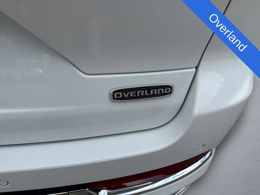 Used 2025  Jeep Overland image 41