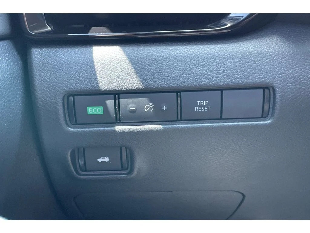 Used 2022 Aspen White TriCoat Pearl Nissan SR image 36
