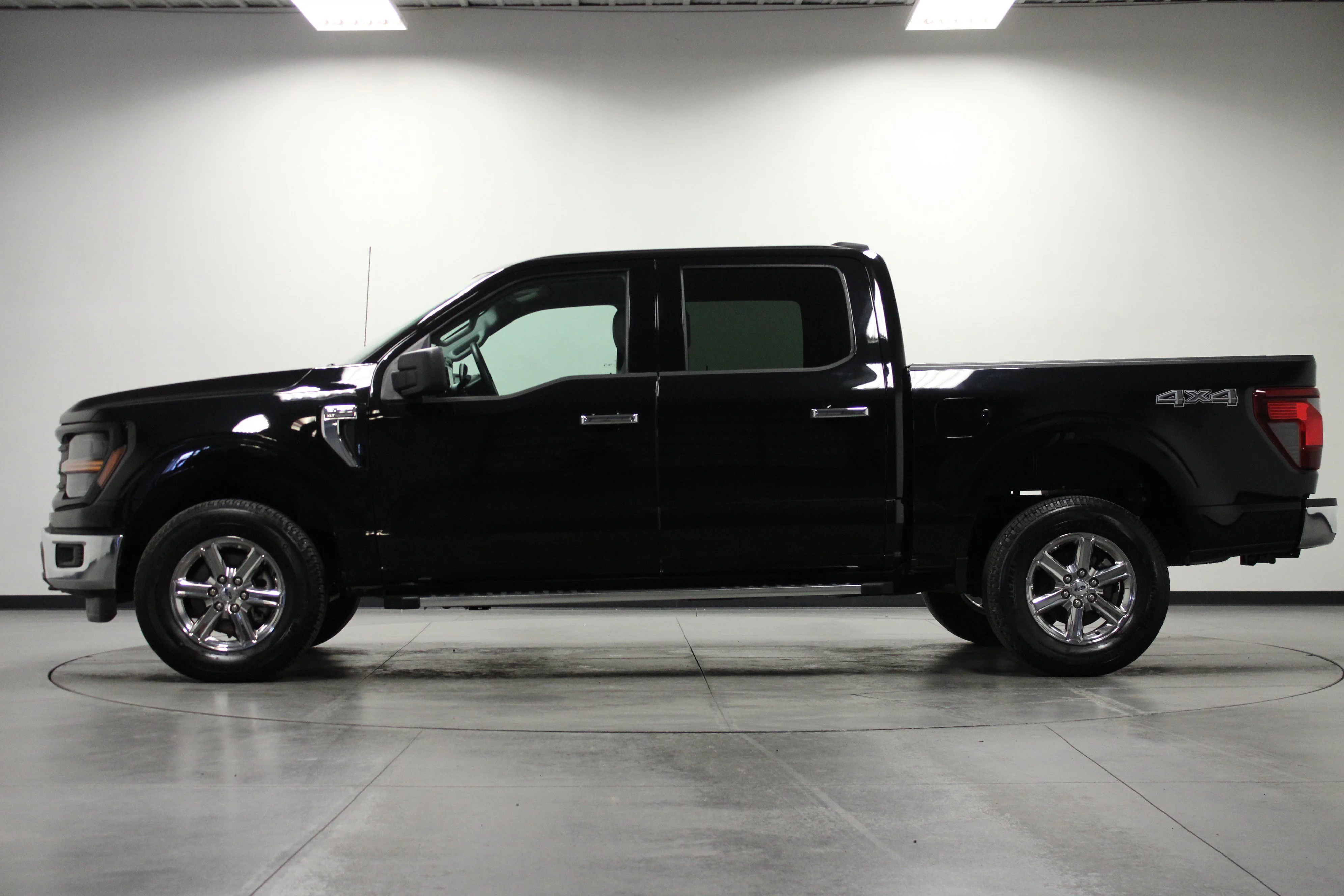 Used 2025 Agate Black Metallic Ford XLT image 7
