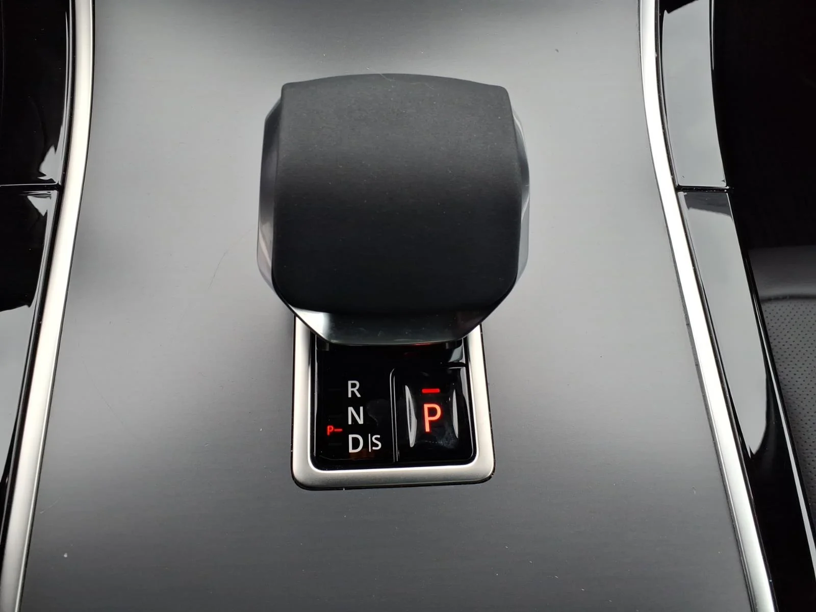 Certified Used 2026 Fuji White 1aa Land Rover S image 13