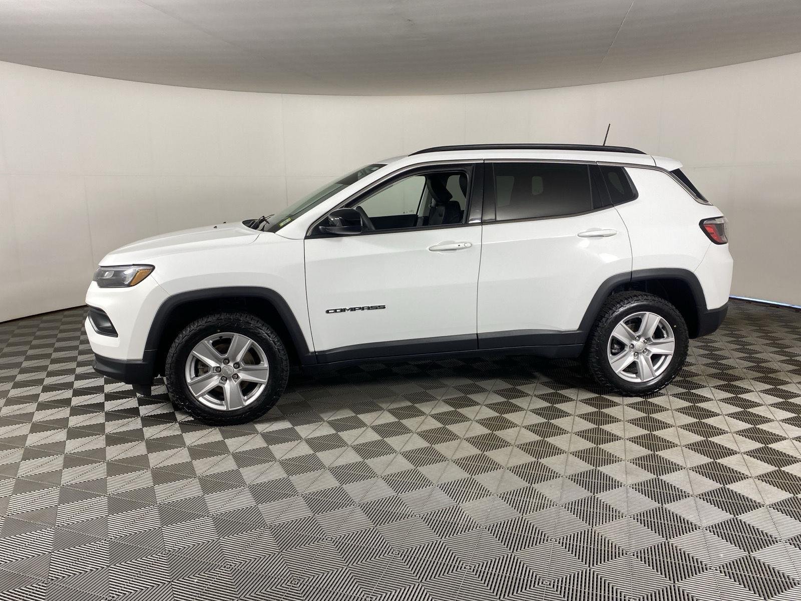 Used 2022 Bright White Clearcoat Jeep Latitude image 4