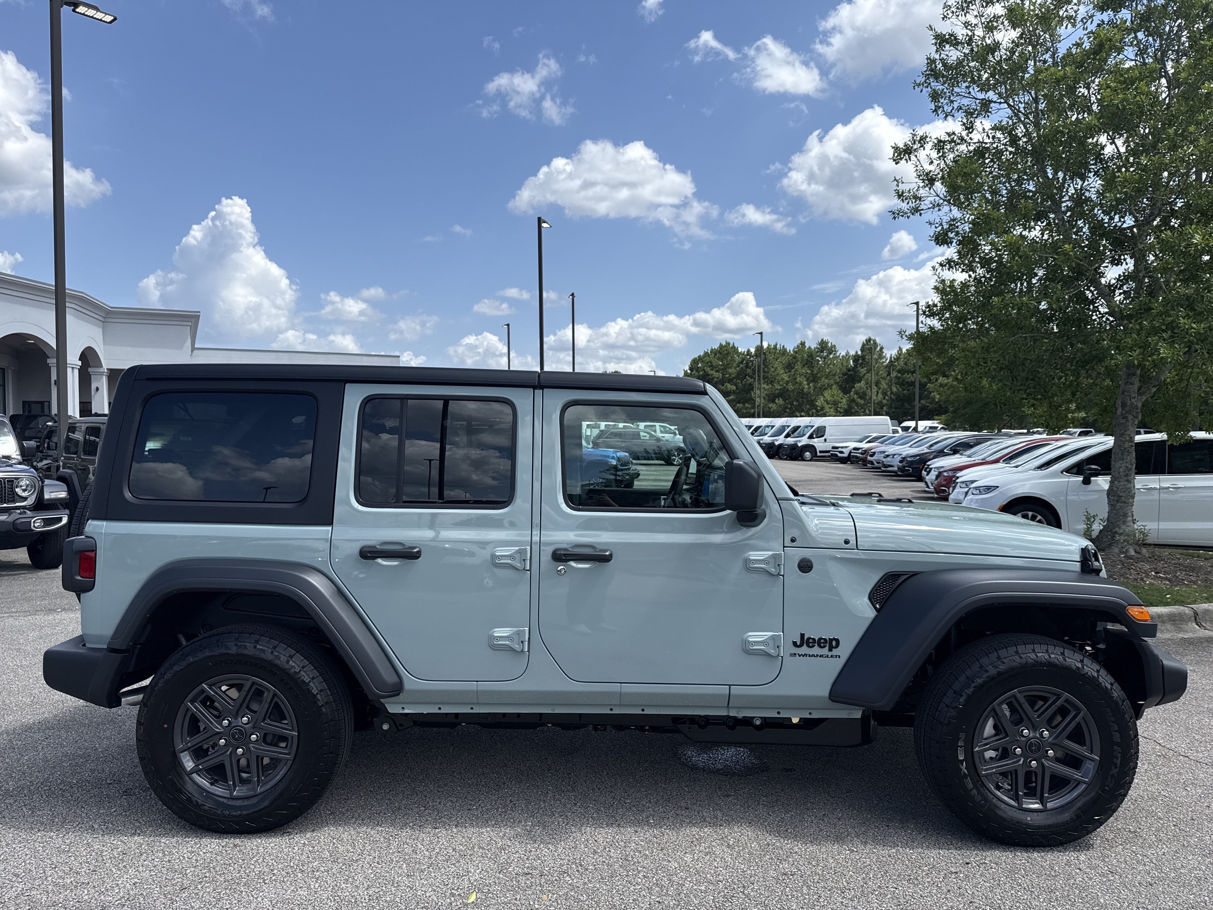 New 2026 Earl Clearcoat Jeep Sport S image 9