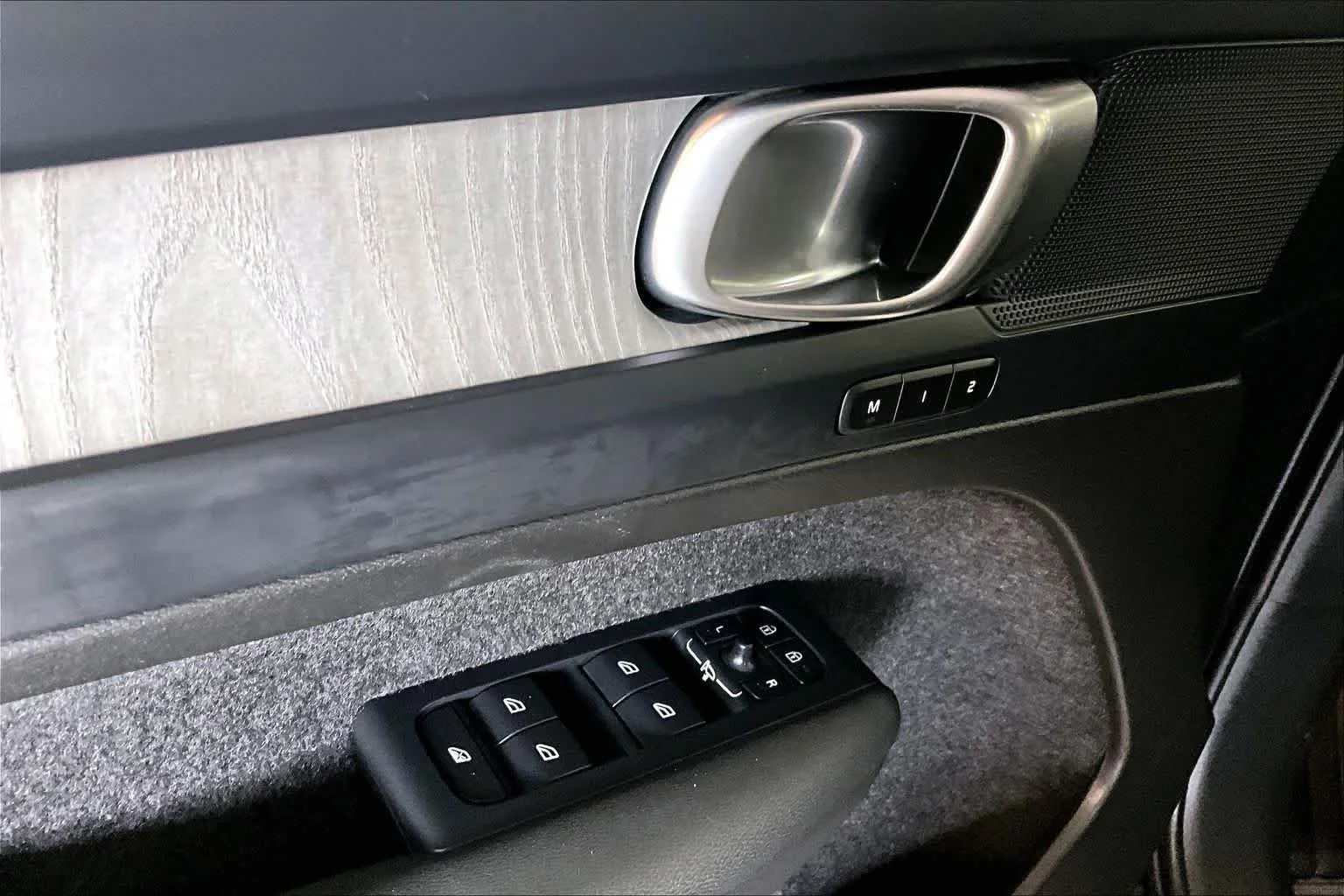 Used 2024 Onyx Black Metallic Volvo Plus Dark Theme image 32