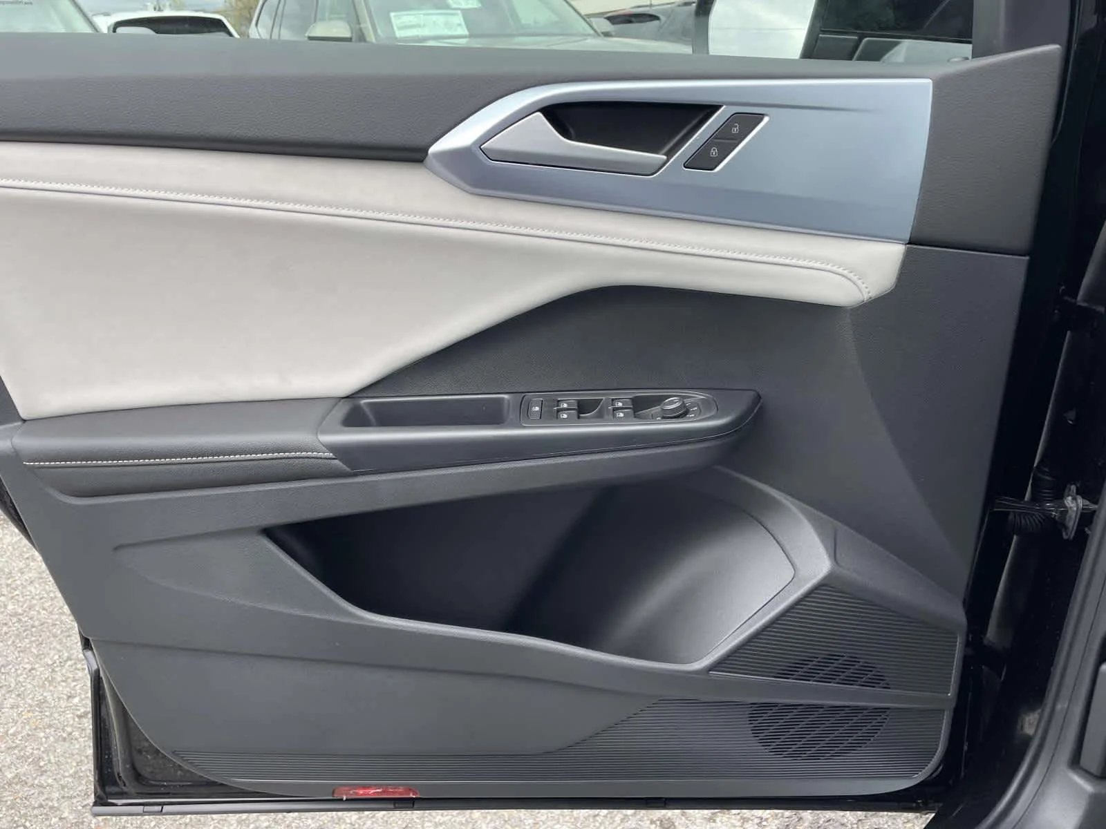 New 2026 Deep Black Pearl Volkswagen SE image 28