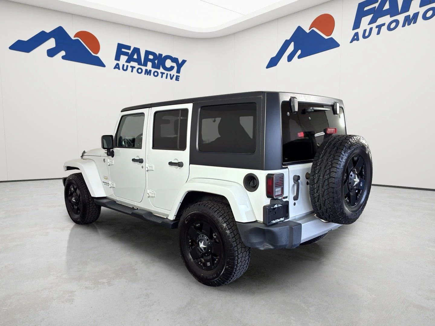 Used 2014 Bright White Clearcoat Jeep Sahara image 7