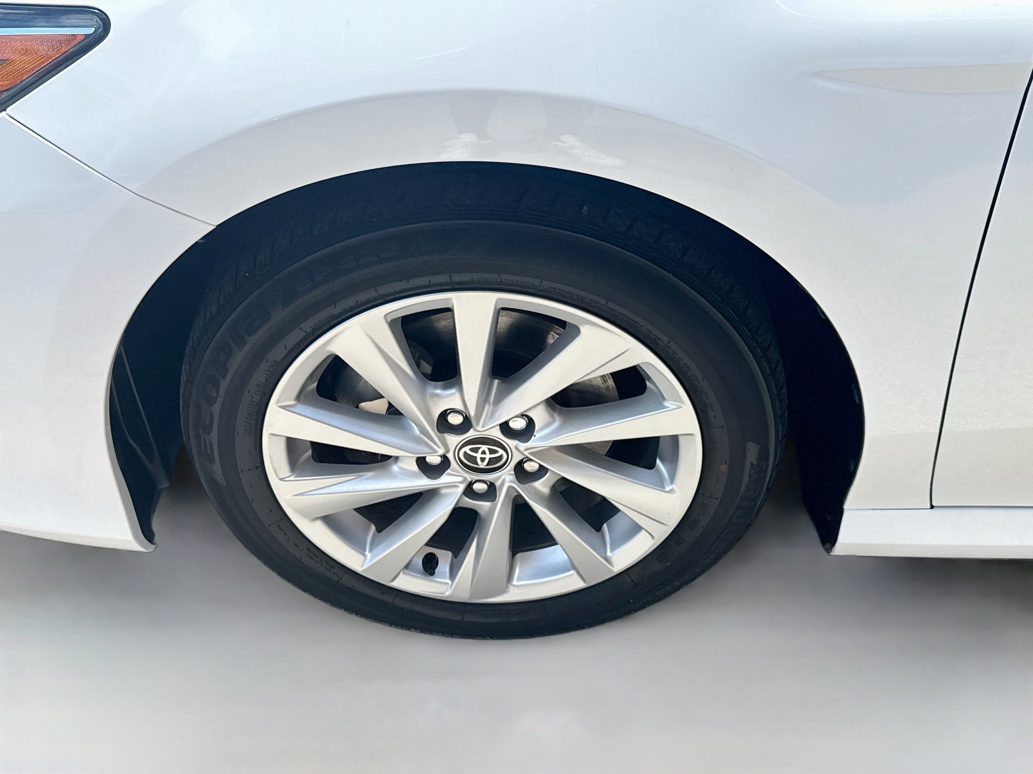 Used 2023 Ice Toyota LE image 33