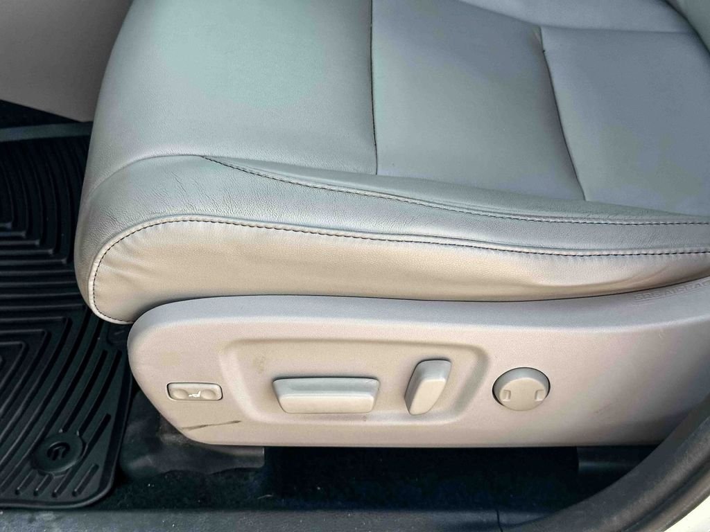 Used 2018 White Toyota XLE image 15