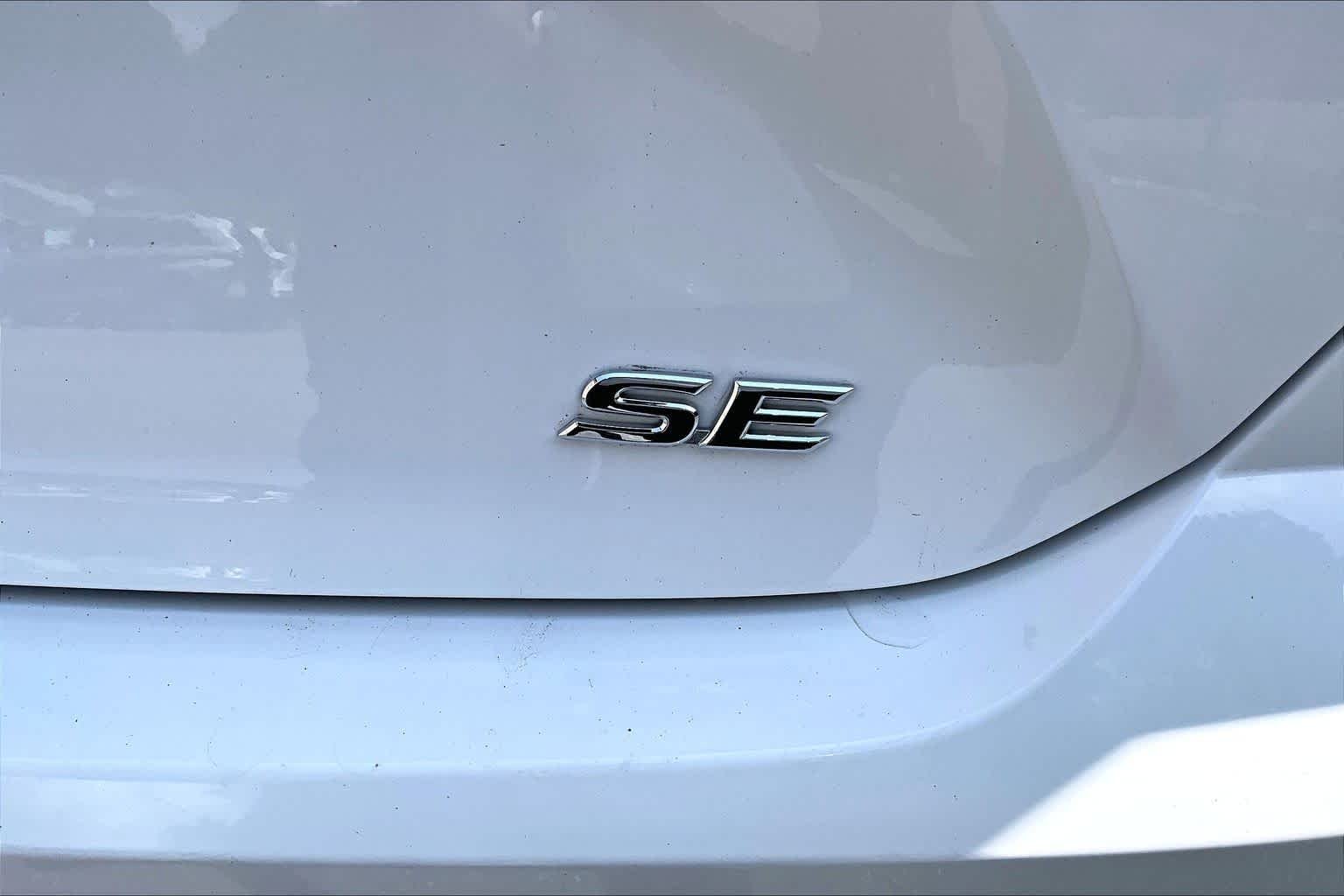 Used 2025 Ice Cap Toyota SE image 10