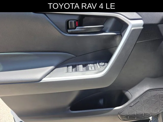 2025 Toyota RAV4 LE - Photo 25