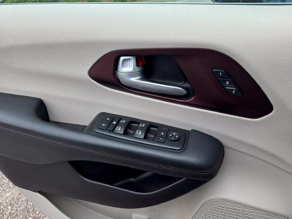 Used 2017 Blue Chrysler Limited image 14