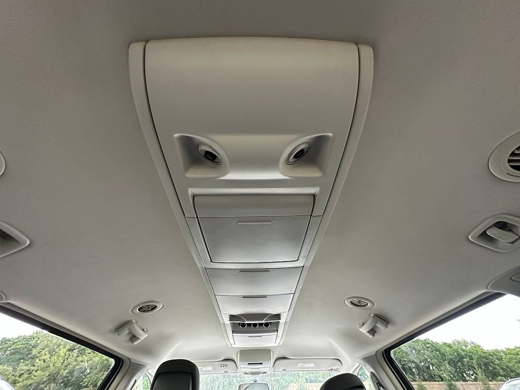 Used 2010 Gold Chrysler Touring image 19