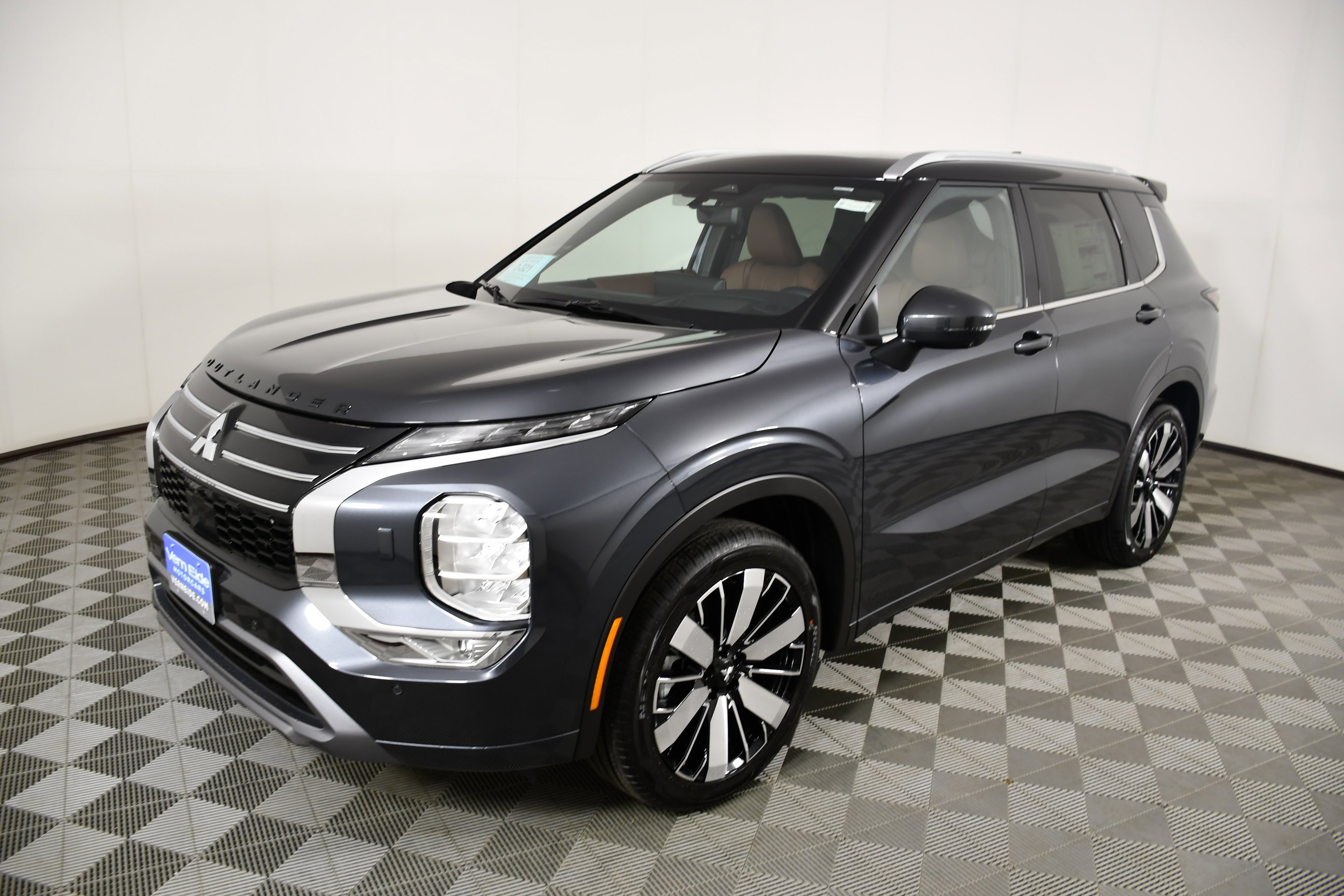 New 2026 Graphite Gray/Black Roof Mitsubishi SEL image 10