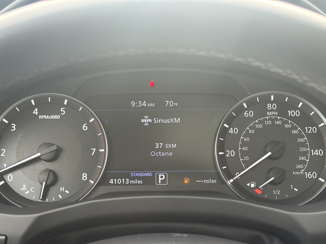 Used 2023 White INFINITI LUXE image 12