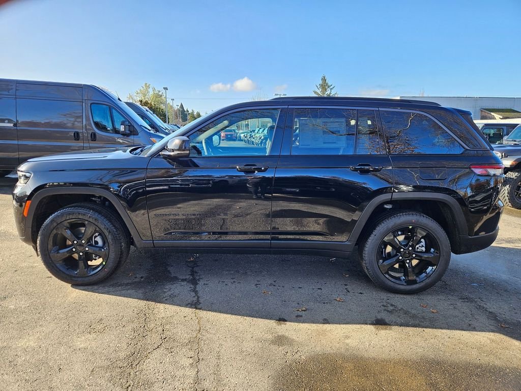 New 2026 Diamond Black Crystal Pearl-Coat Exterior Paint Jeep Limited image 4