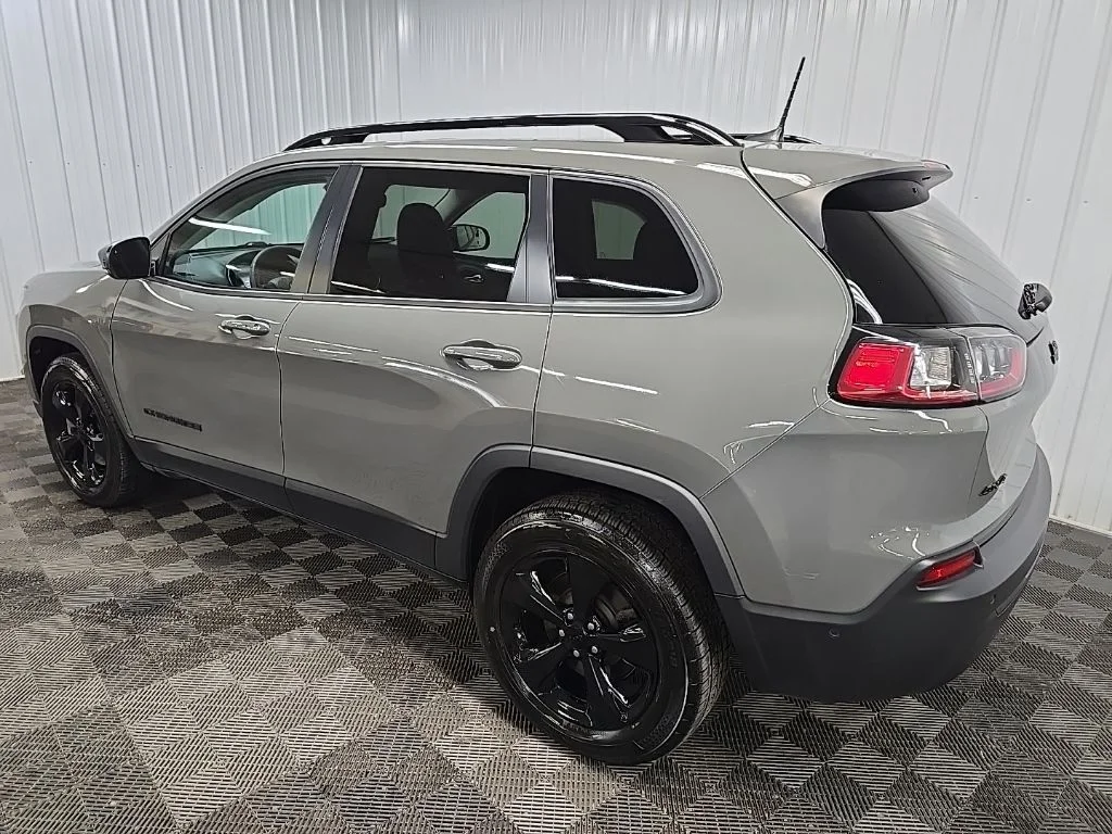 Used 2023 Gray Jeep Altitude image 10