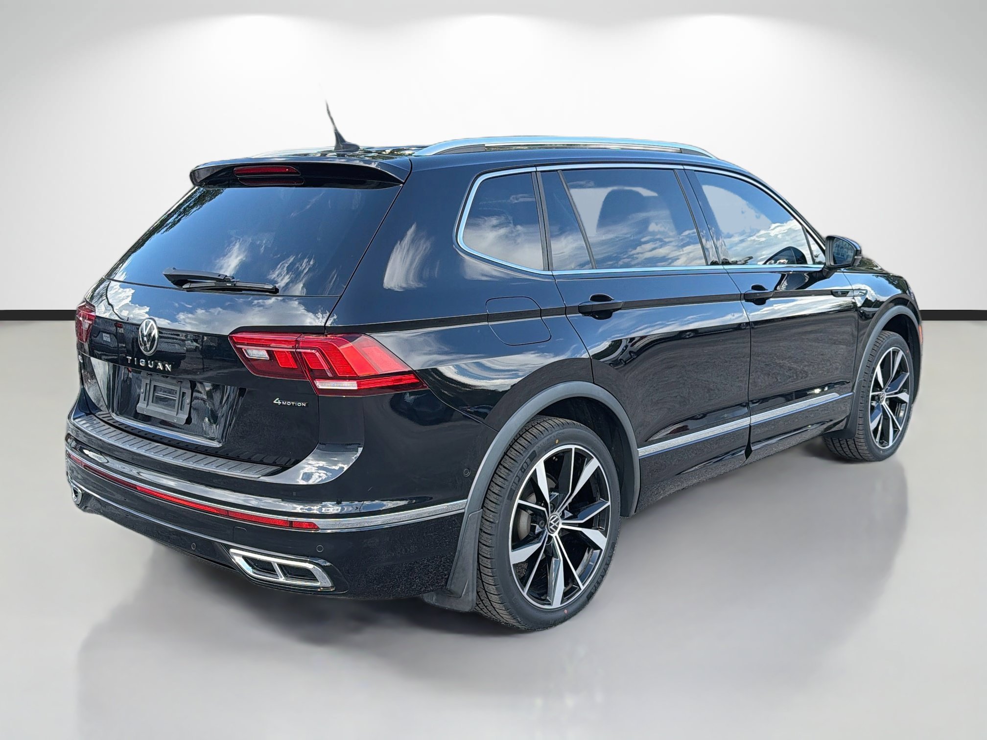 Used 2022 Black Volkswagen SEL R-Line image 3