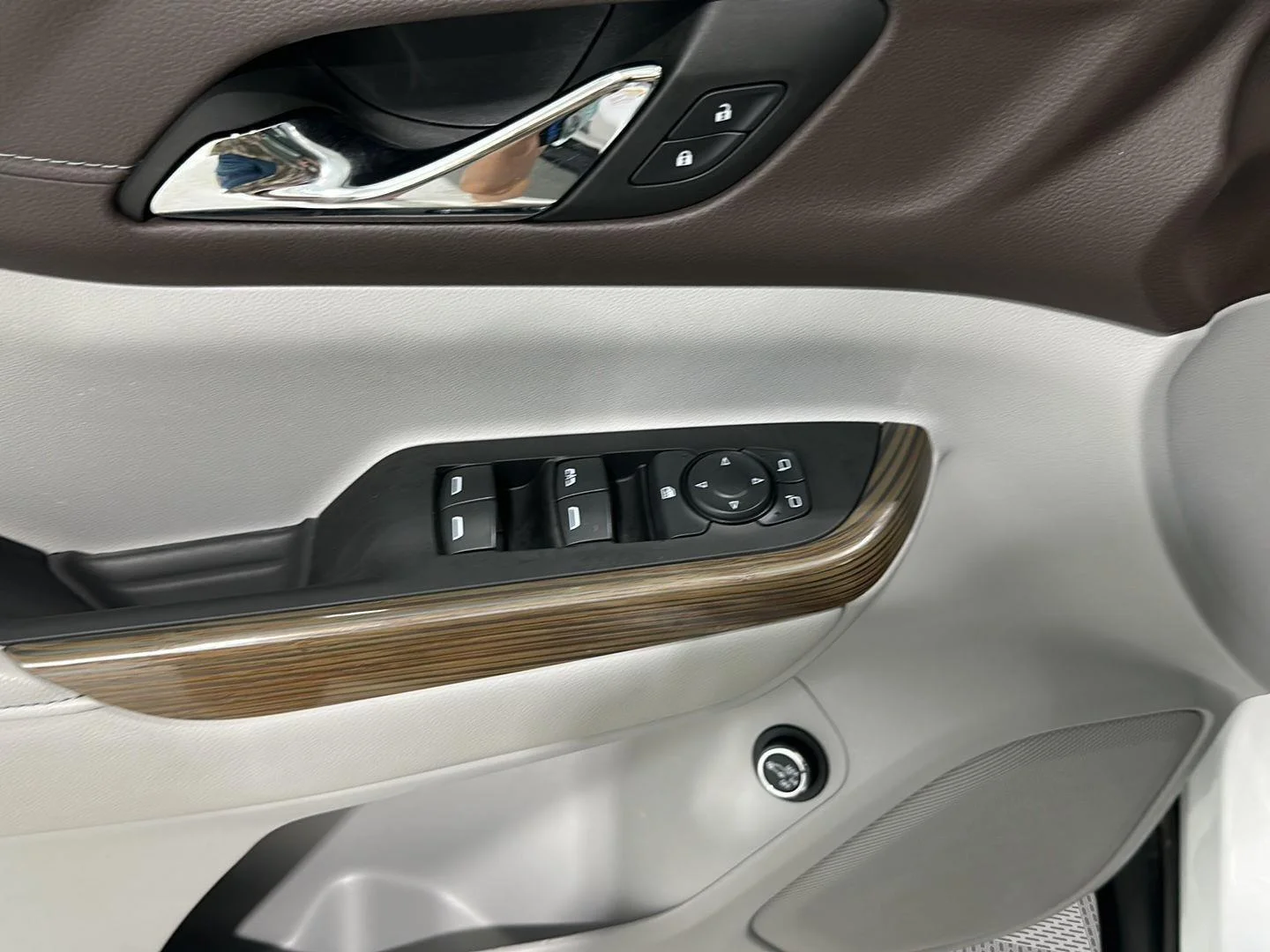Used 2023 Summit White GMC SLE image 19