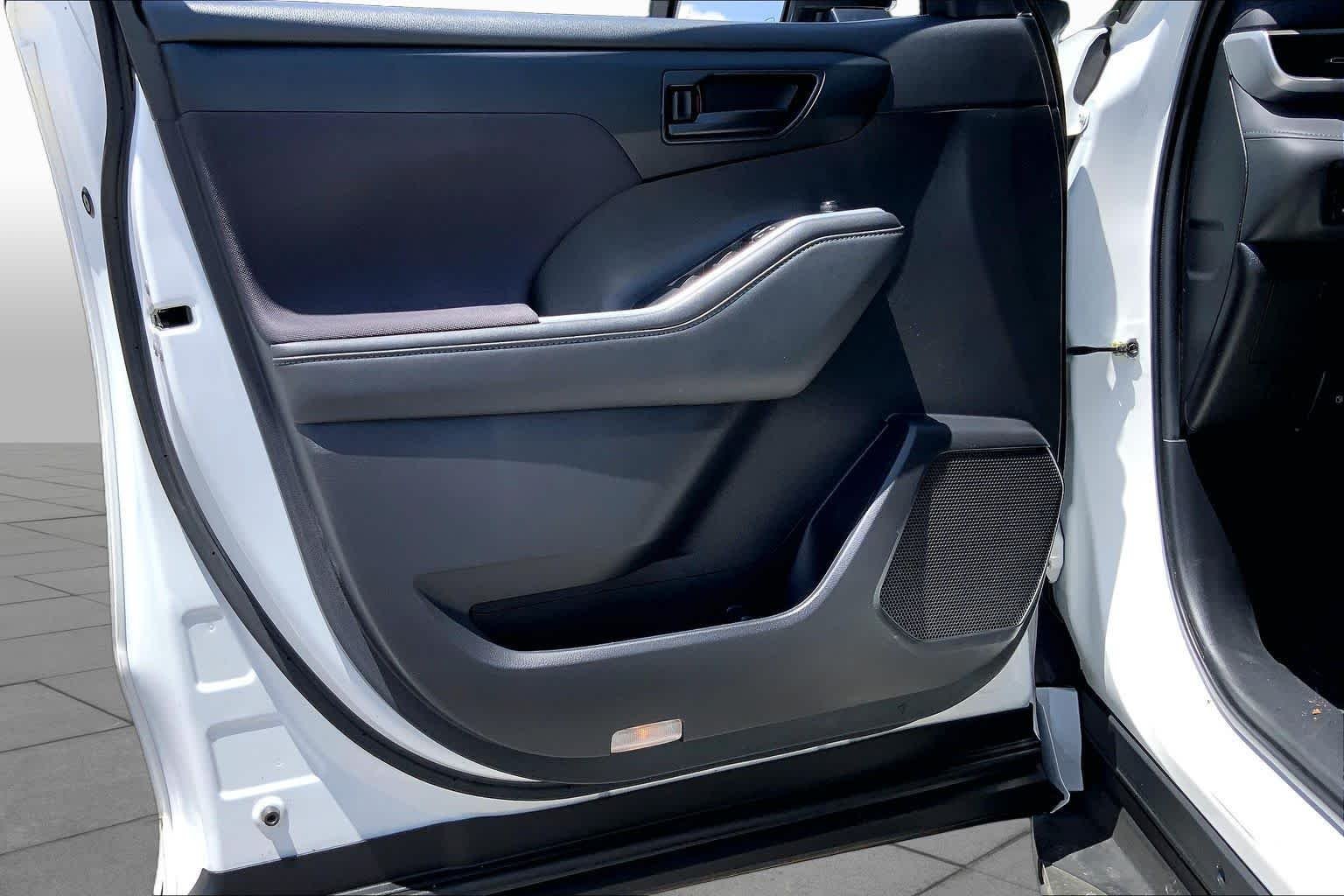 Used 2022 Wind Chill Pearl Toyota LE image 22