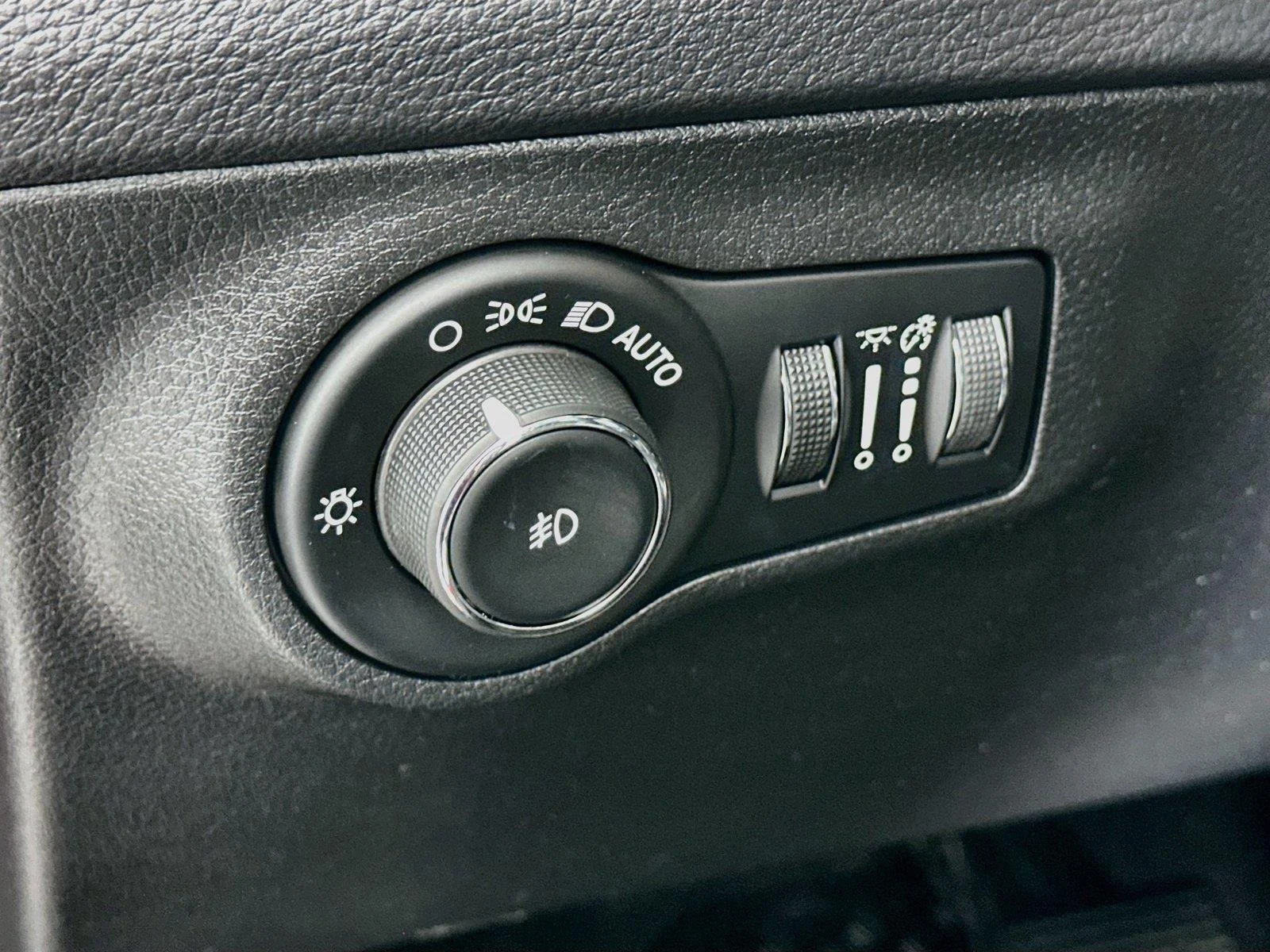 Used 2019 Redline Pearlcoat Jeep Latitude image 14
