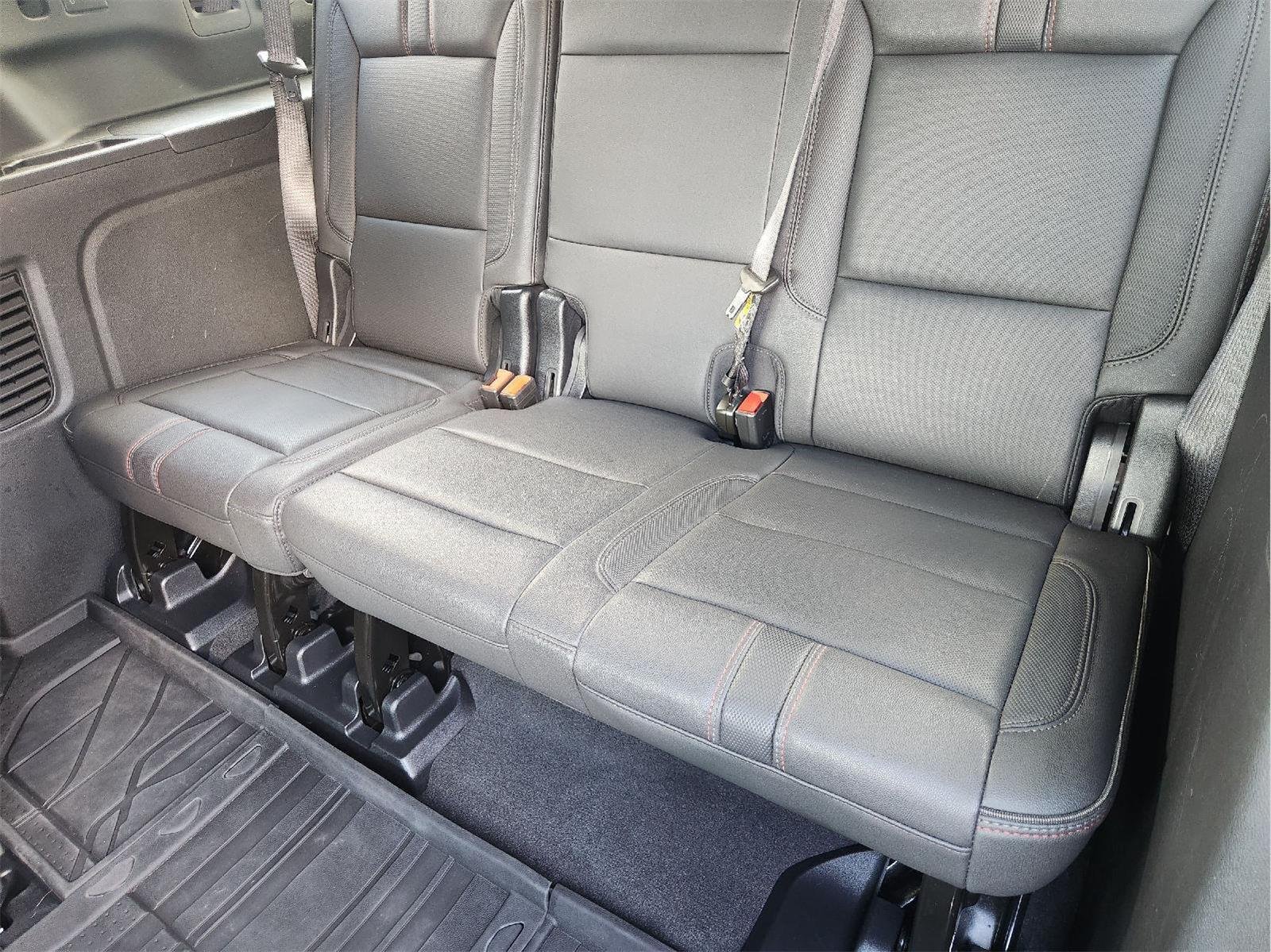 2025 Chevrolet Suburban photo 33 of 35