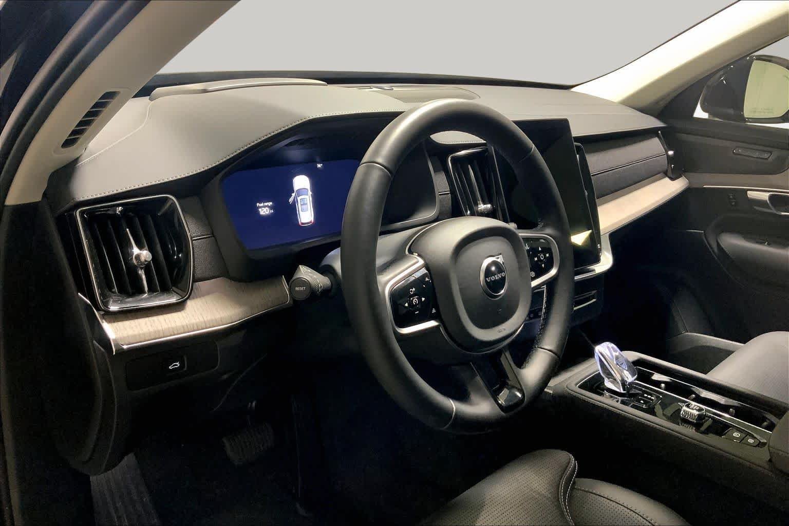 Used 2025 Onyx Black Metallic Volvo Ultra image 17