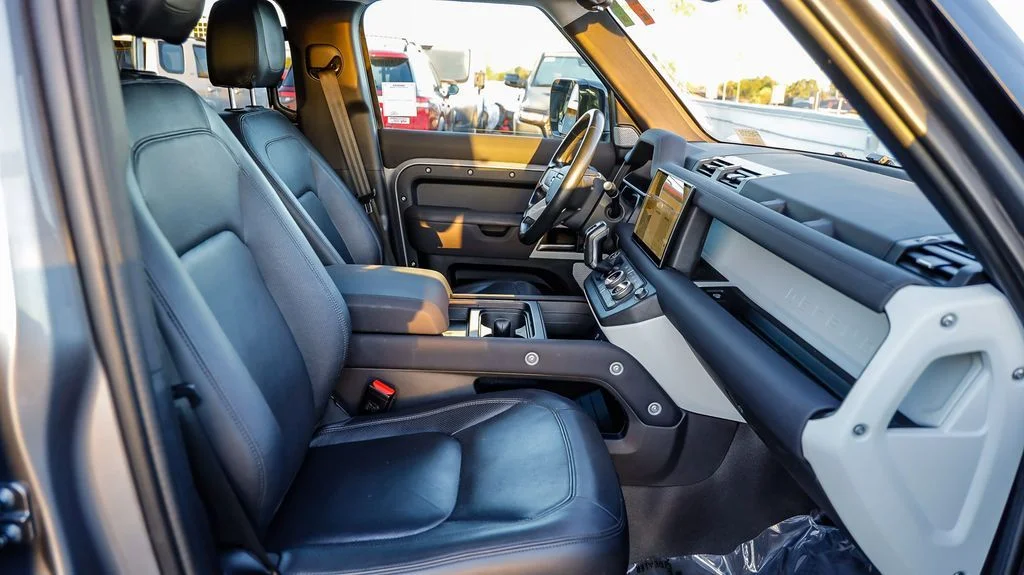 Used 2023  Land Rover SE image 21