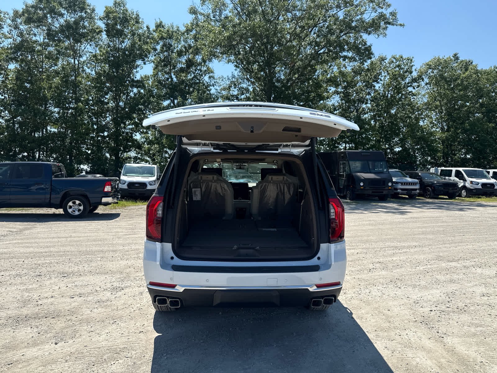 2026 GMC Yukon Denali - Photo 10