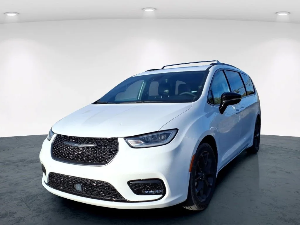 Used 2025 White Chrysler Limited image 5