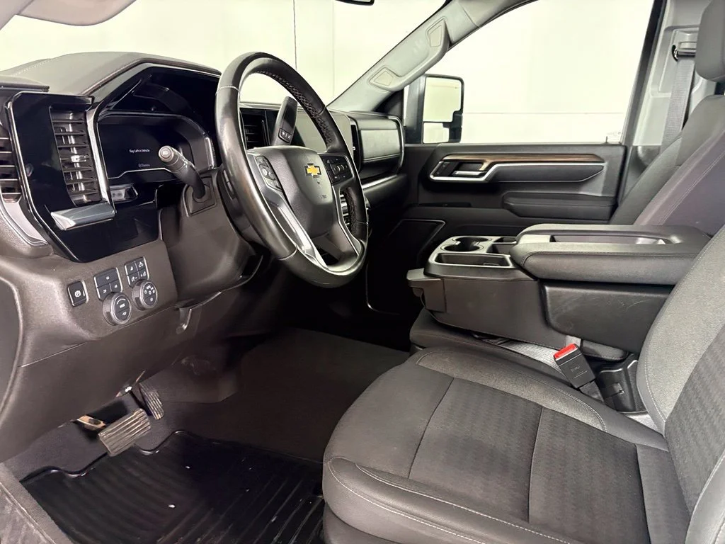 Used 2025 Summit White Chevrolet LT image 27