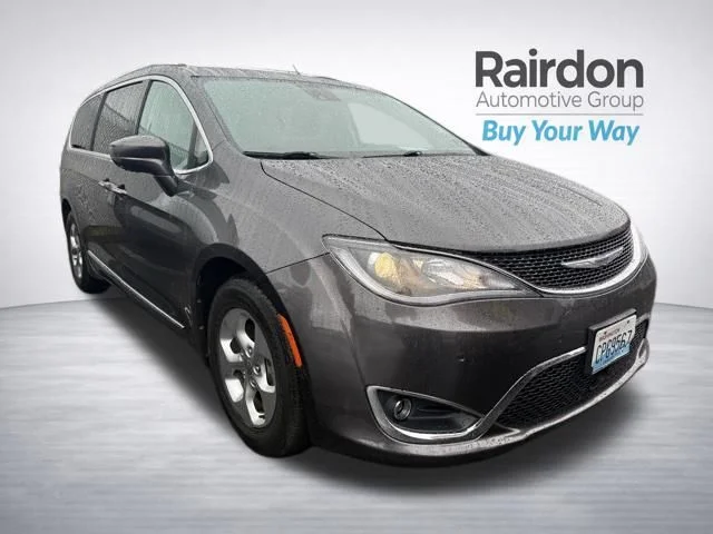 2017 Chrysler Pacifica Touring-L Plus's photo